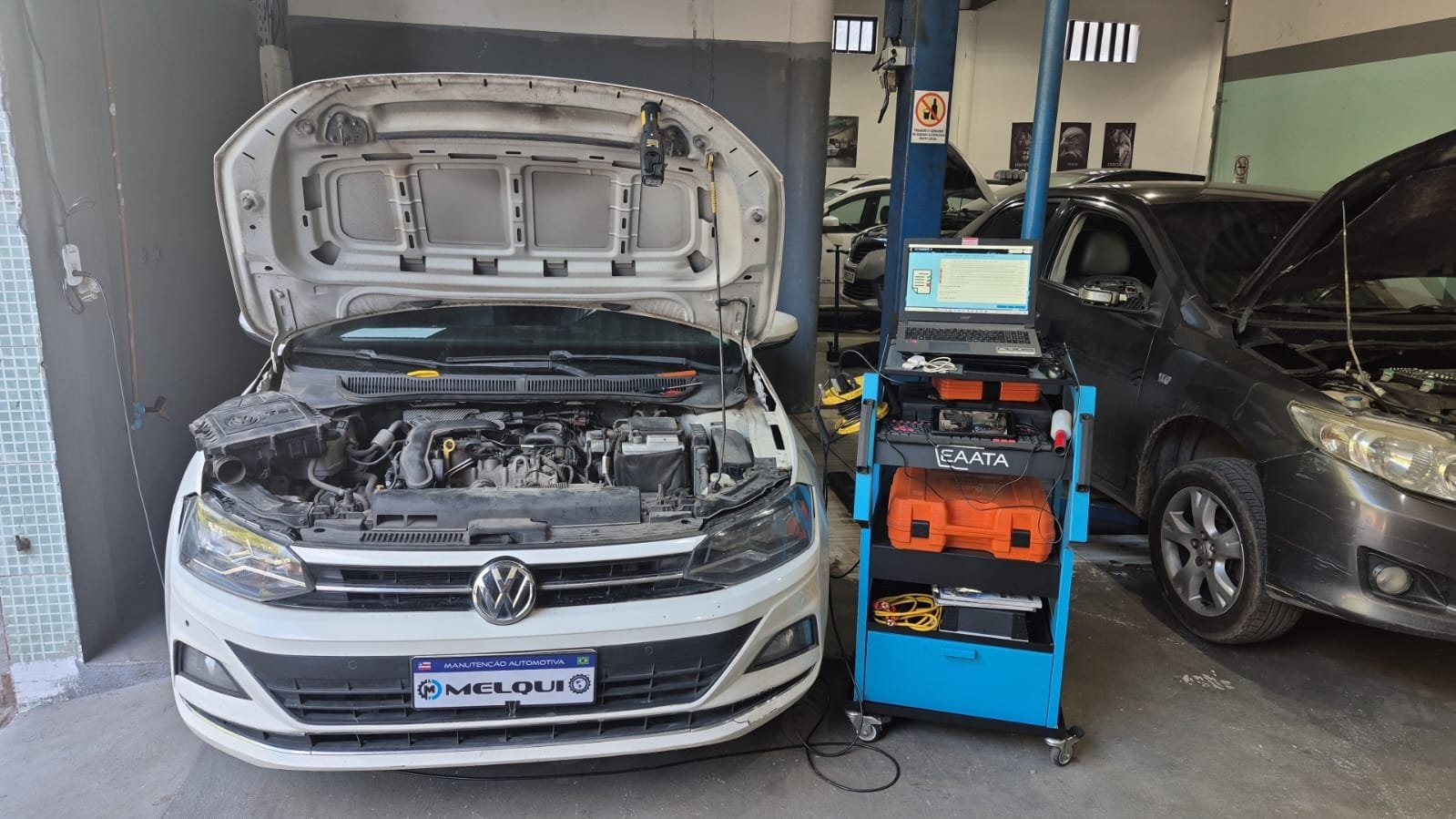 Volkswagen Polo em diagnóstico computadorizado na oficina