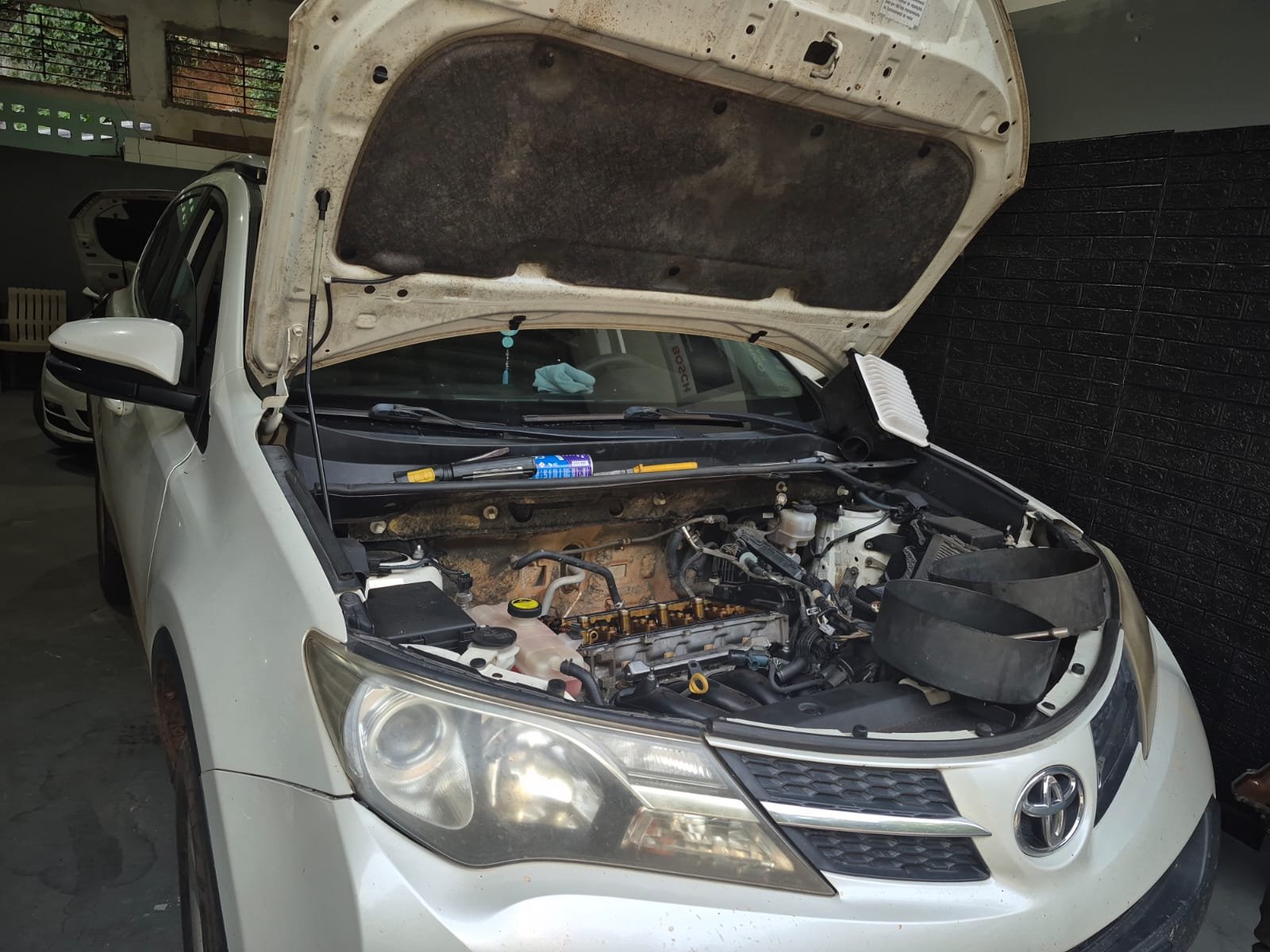 Motor de veículo aberto para manutenção